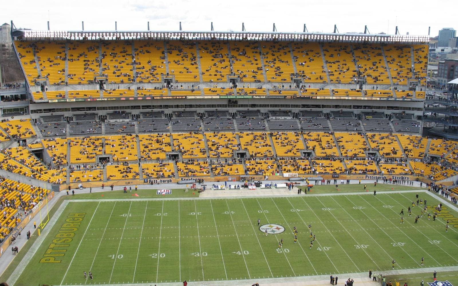 Score Big with Affordable Stays Near Acrisure Stadium for Football Games